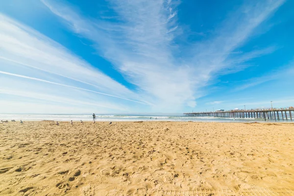 Surfers by Pismo Beach wooden pier — Stock Photo, Image