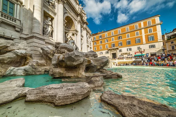 Tourists by world famous Trevi fountain — Stock Photo, Image