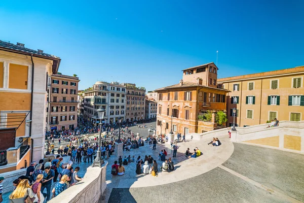 Tourists in world famous Spanish Steps — Stock Photo, Image