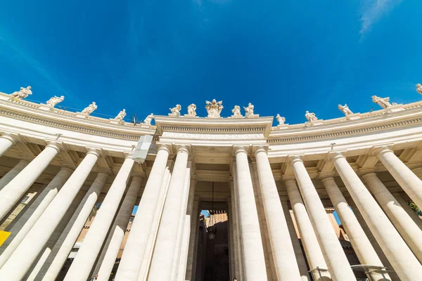 Colonnade in world famous Saint Peter's square — Stock Photo, Image