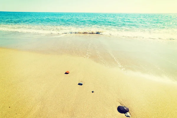 Pedra junto ao mar na costa da Perdepera — Fotografia de Stock