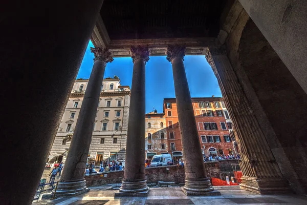 Tourists by world famous Pantheon seen from inside — Stock Photo, Image