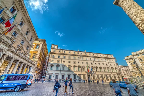 Emberek, Colonna tér a Palazzo Chigi, a háttérben — Stock Fotó