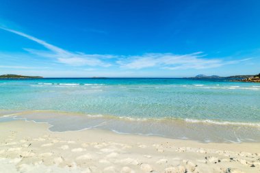 Rena Bianca sahilinde beyaz kum. Sardunya, İtalya