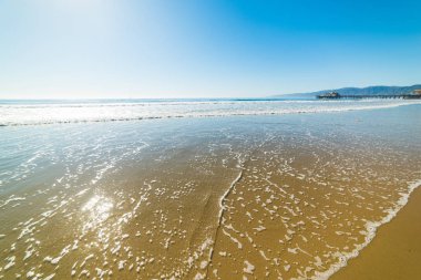 Mavi denizi ve altın kum Santa Monica shore