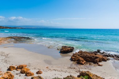 kayalar ve kum Le Bombarde Beach