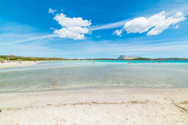 Lu Impostu sahilindeki insanlar. Sardunya, İtalya