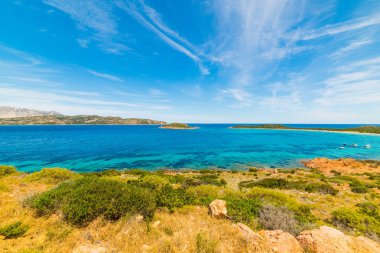 Capo Coda Cavallo kıyı güneşli bir günde