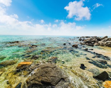 Kayalar tarafından sahile Porto Sa Ruxi içinde