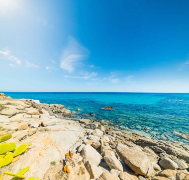 Kayalık sahil Sant'Elmo Beach