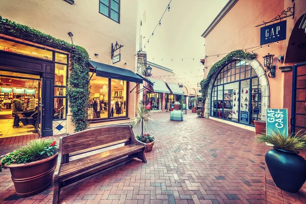 Centro commerciale nel centro di Santa Barbara — Foto Stock