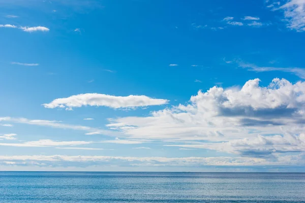 Nuvens brancas sobre o mar de Alghero — Fotografia de Stock