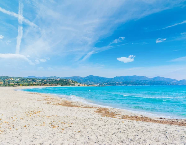 Beyaz kum Porto Giunco Beach — Stok fotoğraf