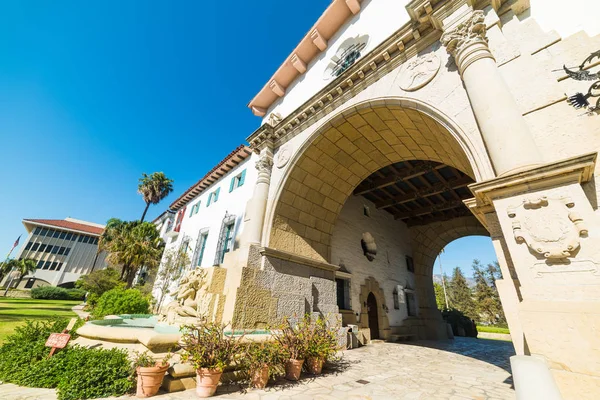 Arc d'entrée au palais de justice du comté de Santa Barbara — Photo