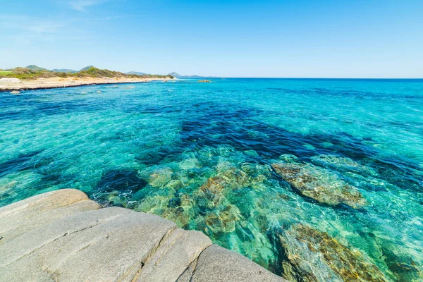 Agua turquesa en la playa de Sant 'Elmo — Foto de Stock