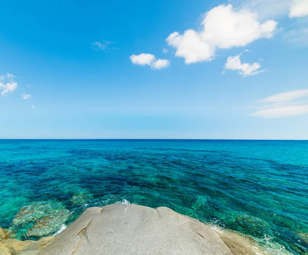 Cielo blu sulla spiaggia di Sant'Elmo — Foto Stock