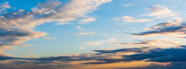 Alghero'da gün batımında renkli gökyüzü