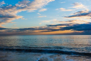 Alghero'da gün batımında denize renkli gökyüzü
