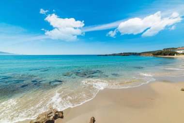 Le Bombarde Beach Alghero'da turkuaz su