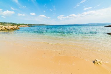 Alghero'da küçük bir koyda altın kıyı