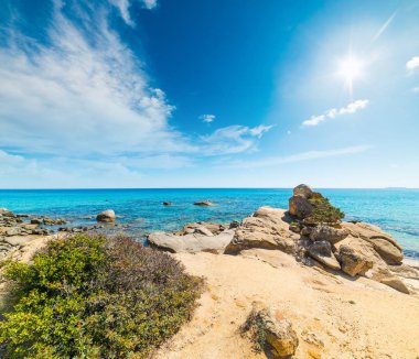 Costa Rei sahil şeridi üzerinde parlayan güneş