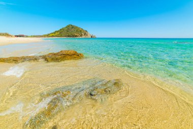 Mavi gökyüzünde bahar Cala Monte Turno üzerinde