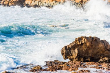 Büyük dalgalar halinde Alghero kayalık sahil
