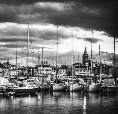 Gün batımı b&w Harbor'da Alghero üzerinde dramatik gökyüzü