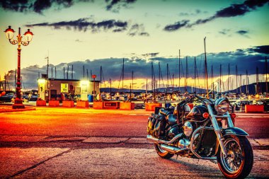 Kawasaki Vn800 gün batımında Alghero Harbor
