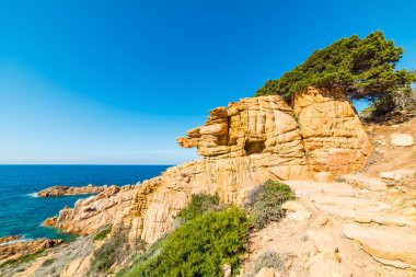 Costa Paradiso kayalık sahil üzerinde mavi gökyüzü