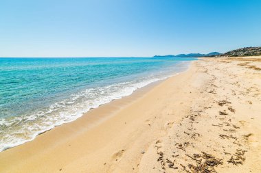 Beyaz kum ve turkuaz su PISCINA Rei