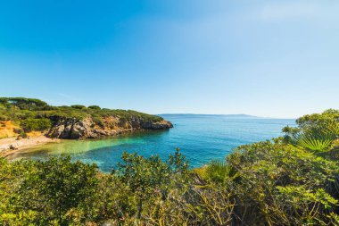Alghero kıyı şeridi içinde açık bir gökyüzü altında küçük koy