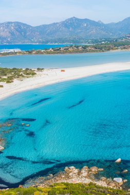 Porto Giunco renkli kıyı