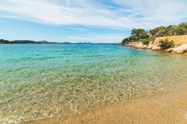 Cala Girgolu 'da renkli bir sahil. Sardunya, İtalya