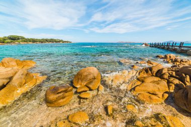 Romazzino sahilinde kayalar ve temiz su. Sardunya, İtalya