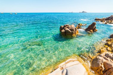 Santa Maria Navarrese turkuaz su ve kaya