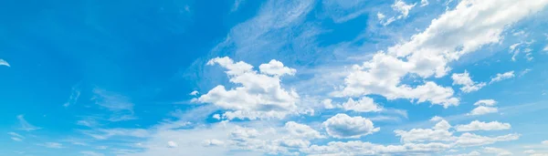 Błękitne niebo z miękkich chmur na wiosnę — Zdjęcie stockowe