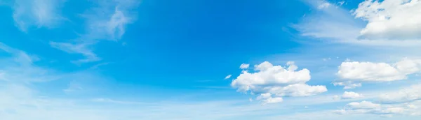 Weiche Wolken und blauer Himmel im Frühling — Stockfoto