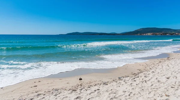 Mar azul na praia de Maria Pia em Alghero — Fotografia de Stock