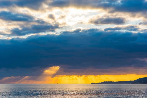 Mörka moln över havet i solnedgången — Stockfoto