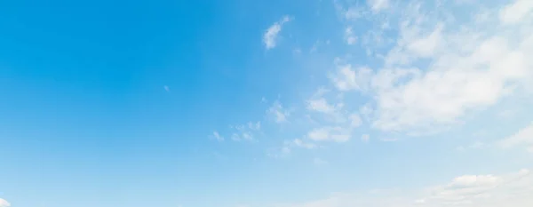 Pequenas nuvens no céu azul — Fotografia de Stock