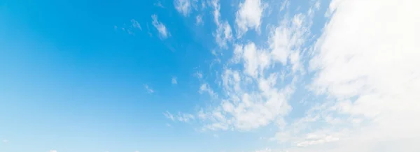 Céu azul e nuvens brancas na primavera — Fotografia de Stock