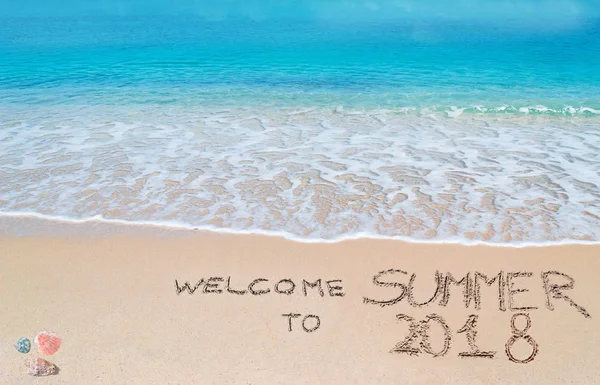 Bienvenido al verano 2018 escrito en una playa tropical — Foto de Stock