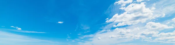 Nubes y cielo azul en primavera —  Fotos de Stock