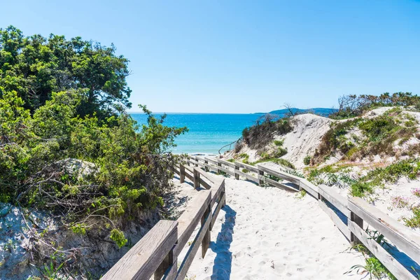 Paseo marítimo de madera por el mar en la costa de Alghero — Foto de Stock