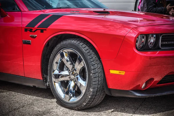 Închiderea unui Dodge Challenger R / T roșu la American Motor Festiva — Fotografie, imagine de stoc