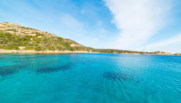 Mare azzurro nella baia di Spalmatore — Foto Stock