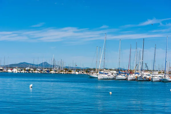 Boten in de haven van Alghero in het voorjaar — Stockfoto