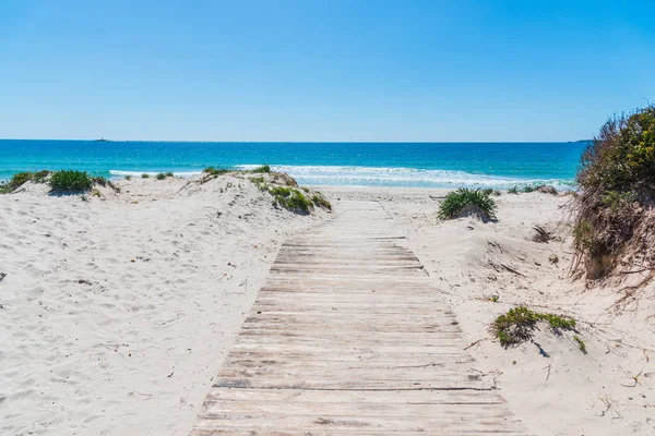 Paseo marítimo de madera en la playa de Maria Pia —  Fotos de Stock