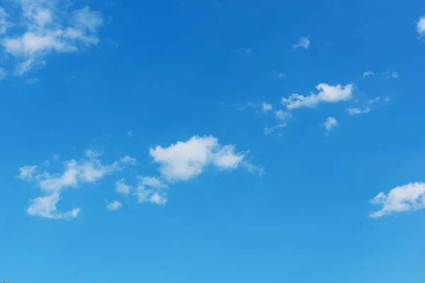 Nuvens pequenas e céu azul — Fotografia de Stock